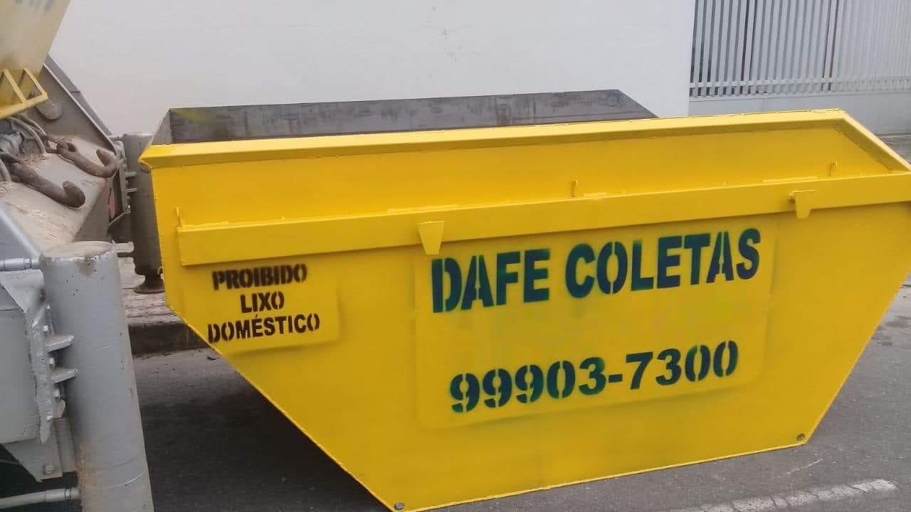 Caçamba amarela da DAFE Coletas em Jaraguá do Sul, com o telefone 99903-7300 pintado na lateral